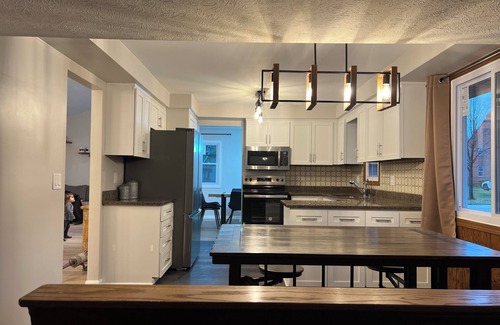 University Heights House | Jacuzzi! Spacious 4-bedroom 3-full Bath house with WiFi and AC near Beachwood