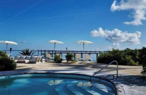 Islamorada Apartment | Jacuzzi Suite Overlooking the Sea @Islamorada - Iguana Suite
