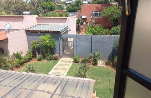 Greater Johannesburg Metropolitan Area House | Jakes's Place Modern Comfortable & Sunny 3-bedroom House in Kensington
