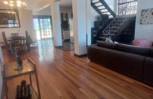 Greater Johannesburg Metropolitan Area House | Jakess Place modern comfortable sunny 3-bedroom house in Kensington