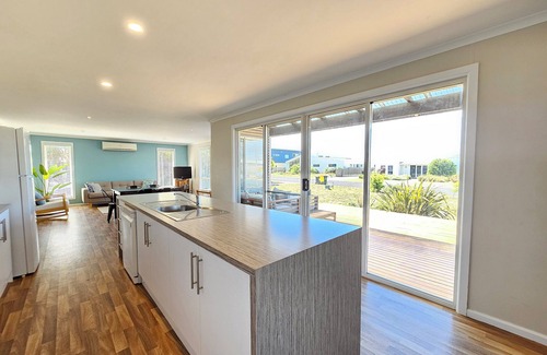 Waterhouse House | Jama - Coastal Entertainer - 200 metres to Robes' famous Longbeach!