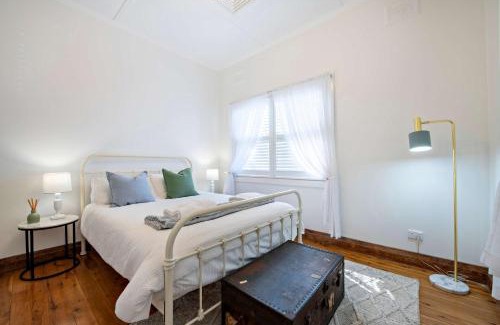 Dubbo House | James Cottage - Close to CBD, Charm Awaits