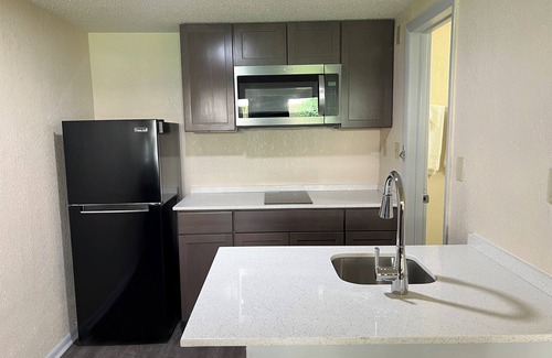 Newport News Hotel | James River Inn & Suites