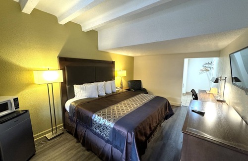 Newport News Hotel | James River Inn & Suites
