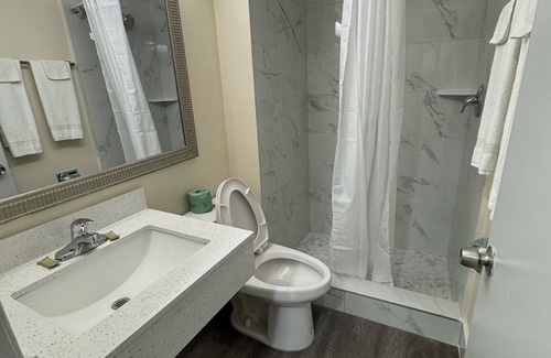 Newport News Hotel | James River Inn & Suites