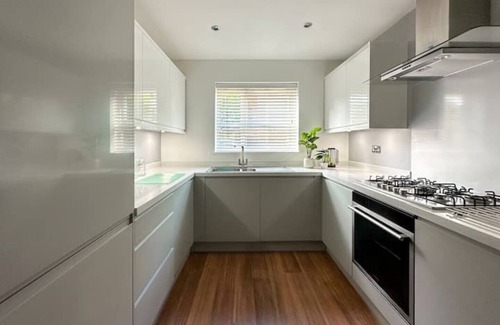 Salford House | Janeiro | Urban Nature Home For 8 Guests