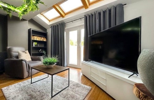 Salford House | Janeiro | Urban Nature Home For 8 Guests