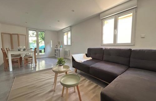 Saint-Bonnet-de-Mure Apartment | Jardin calme à 30min de Lyon