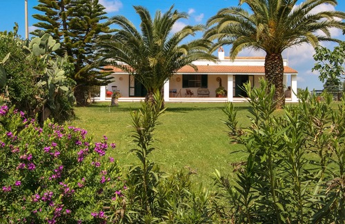 Pisticci House | Jasmine House, Ionian coast of Matera, very close to the sea, Wi-FI, garden