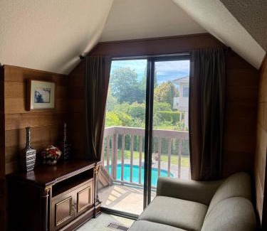 Saanich East House | Jason House - Immaculate Suites in a Quiet Seaside Neighbourhood near UVIC