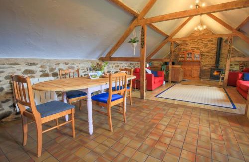 Hawkridge House | Jasper, Unique Upside-Down Retreat with Stunning Rural Views