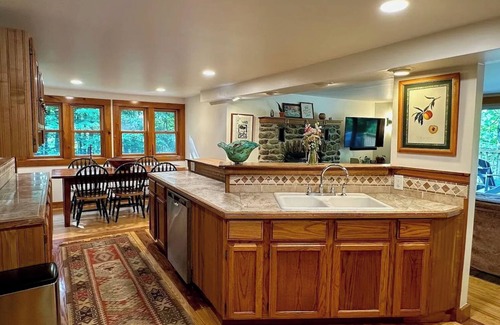 Montgomery Center Ski Chalet | Jay Peak Chalet: Family & Dog-Friendly, Hot Tub, Ski