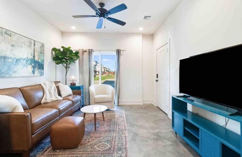 Lafayette Apartment | Jazz House*King Bed*Lux Matt*Coffee Bar