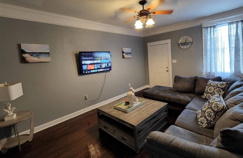 Broadmoor House | Jazzy, Cool, Family friendly Cottage in a central location!