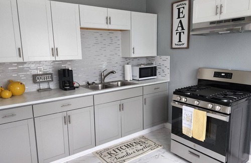 Broadmoor House | Jazzy, Cool, Family friendly Cottage in a central location!