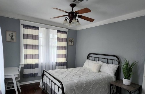 Broadmoor House | Jazzy, Cool, Family friendly Cottage in a central location!