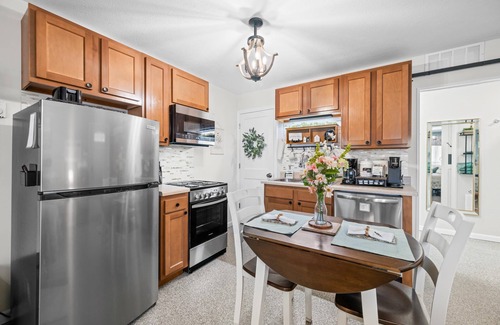 Nashville Apartment | Jefferson House, Pet-Friendly Steps Away from Shops and Restaurants.