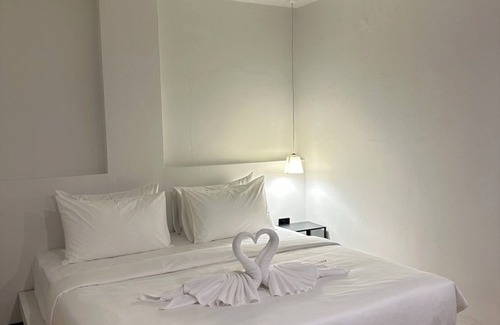 Patong Hotel | Jellyfish Residence