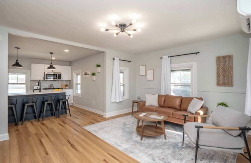 Federal Hill Apartment | Jennifer's Modern & Comfy Broadway Retreat