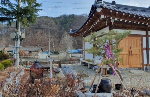 Kaeksa House | Jeonju Hanok Maeul Daeseung Jeongdam Hanok Dockchae Pension