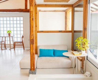 Jeonju House | Jeonju Hanokmaeul Nest175 Jaczzi Dokchae Pension
