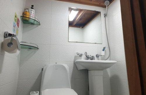 Jeonju House | Jeonju Onggi Jonggi Hanok Stay