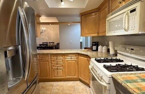 Downtown Condo | Jewel City Gem in the heart of Glendale walk to Americana