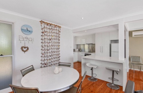 Copacabana House | Jewel on the Glade - 1 Min Walk to the Beach