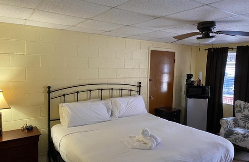 Mount Ida Hotel | JI8, Queen Guest Room at the Joplin Inn at entrance to the resort Hotel Room