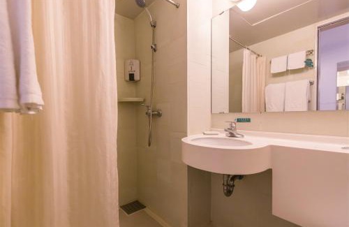 Xingqing Qu Hotel | Jinjiang Inn - Yinchuan New Moon Square