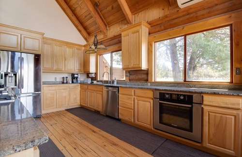 Sisters House | JJ Ranch 40 acres 5 bdrm 3 bath private pool, sauna, soaking tub Mountain Views
