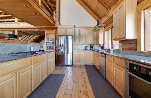 Sisters House | JJ Ranch 40 acres 5 bdrm 3 bath private pool, sauna, soaking tub Mountain Views