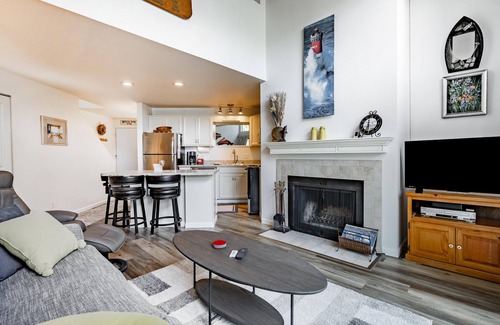 Birch Bay Condo | JL 514: 2 Bedroom, ocean air, clamming, free WiFi!