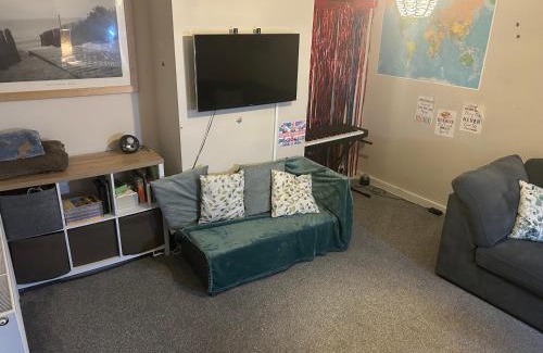 Strood Apartment | JM cozy double room with huge garden