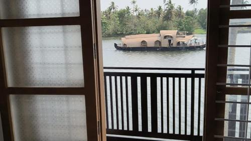 Champakulam Bed & Breakfast | JMJ Riverview Homestay
