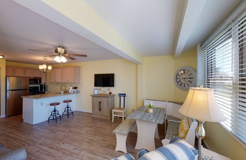 Oak Harbor Condo | Jo's Hideaway, for Lake Erie lovers, fishermen and birders! Sleeps 4