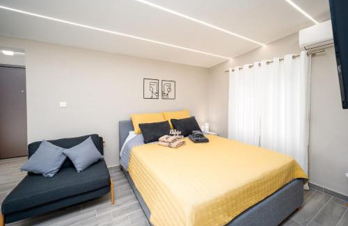 Aigio Apartment | John's city center roof studio flat -panorama view