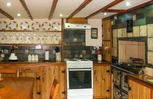 Llanybri Cottage | JOHNNY'S COTTAGE, pet friendly, with open fire in St Clears