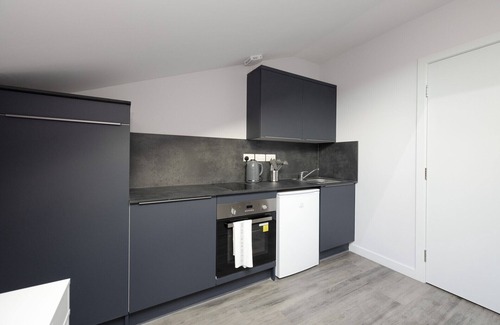 Newington Apartment | JOIVY Deluxe studio with desk near The Meadows