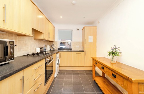 West End Apartment | JOIVY Elegant Flat Near Fountain Park
