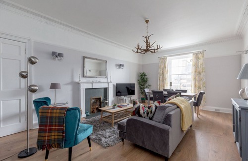 West End Apartment | JOIVY Glamorous 3-bed flat near City Centre