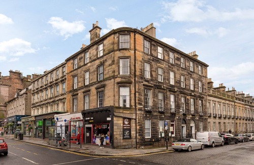 West End Apartment | JOIVY Glamorous 3-bed flat near City Centre