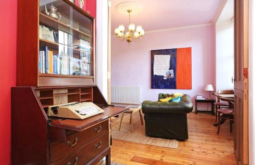 Old Town Apartment | JOIVY Iconic Colorful Home on the Royal Mile