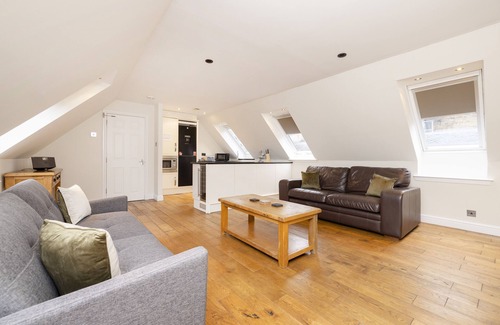 West End Apartment | JOIVY Inviting Flat Near Edinburgh Castle W/Parking