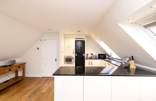 West End Apartment | JOIVY Inviting Flat Near Edinburgh Castle W/Parking
