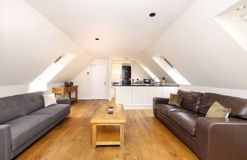 West End Apartment | JOIVY Inviting Flat Near Edinburgh Castle W/Parking