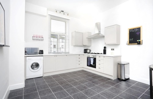 Bonnington Apartment | JOIVY Modern 1-Br Apt W/Communal Terrace In Trendy Stockbridge