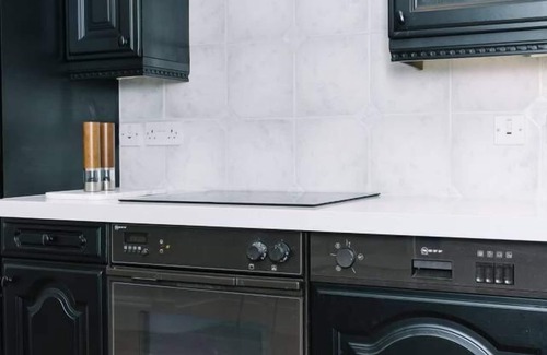 West End Apartment | JOIVY Palmerston Place Residence: Luxury City Centre Apt With Private Parking