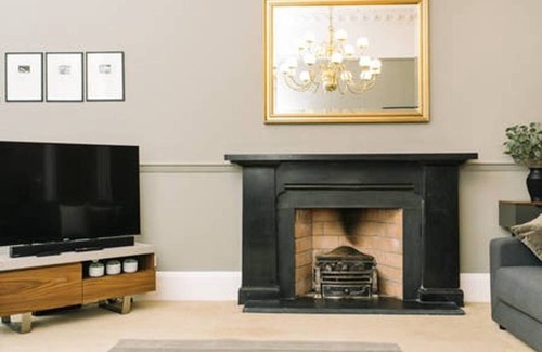 West End Apartment | JOIVY Palmerston Place Residence: Luxury City Centre Apt With Private Parking