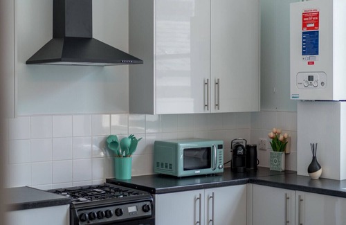 Tollington Apartment | JOIVY Splendid townhouse flat w/backyard